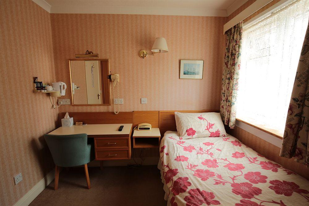 Fernbank Hotel Бэйсингсток Экстерьер фото