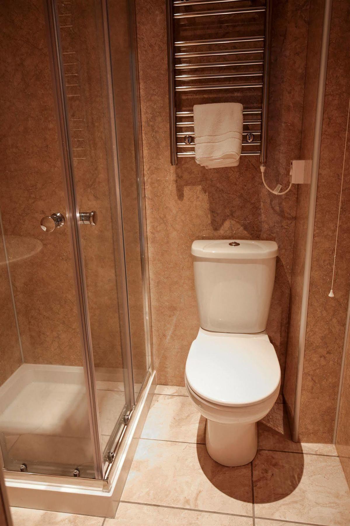 Fernbank Hotel Бэйсингсток Экстерьер фото