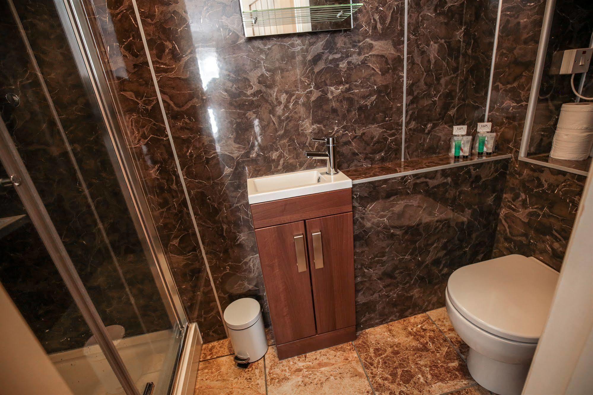 Fernbank Hotel Бэйсингсток Экстерьер фото