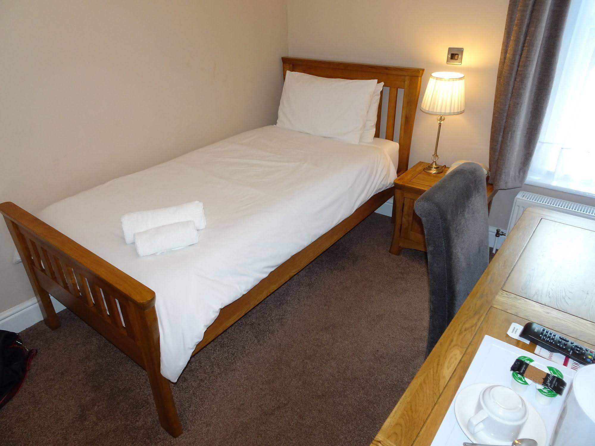 Fernbank Hotel Бэйсингсток Экстерьер фото